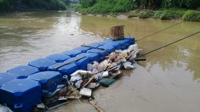 Pemasangan kembali Kubus Apung Penahan Sampah di Sungai Deli Medan