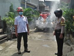 PMI Kota Bekasi Lakukan Penyemprotan Disinfektan di Rw 014 Kel Aren Jaya.
