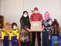 Wakil Wali Kota Bekasi Secara Simbolis Berikan Magic Box Media Belajar Interaktif.
