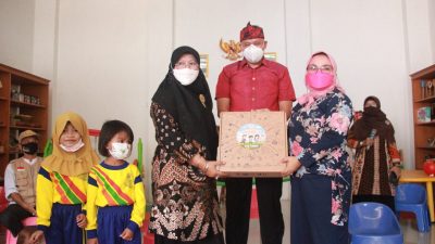 Wakil Wali Kota Bekasi Secara Simbolis Berikan Magic Box Media Belajar Interaktif.