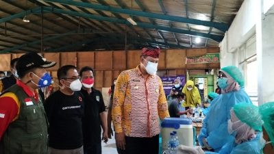 Wakil Walikota Bekasi Tinjau Vaksinasi Pedagang Di Pertokoan Kranji.