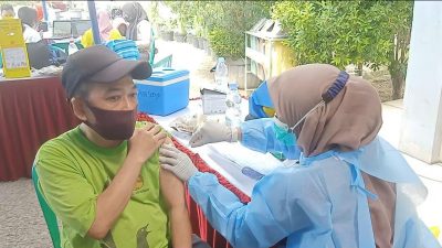 Vaksinasi Pedagang Pasar Berlanjut Di Pasar Harapan Jaya, Bekasi Utara.