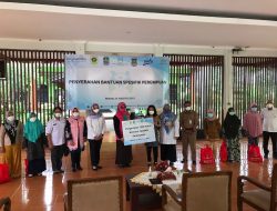 Penyerahan Bantuan Spesifik Perempuan Dari Kementerian PPPA Untuk Tiga Kota/Kabupaten