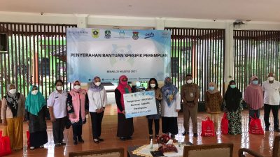 Penyerahan Bantuan Spesifik Perempuan Dari Kementerian PPPA Untuk Tiga Kota/Kabupaten