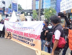 Wartawan FWJ Indonesia di USIR oknum Resmob, Markas Polres Kota Depok di Demo