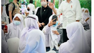 Presiden Jokowi Di Dampingi Kapolda Banten dan Gubenur Banten Guna Meninjau Vaksinasi Seluruh Pelajar  SMAN 4 Kota Serang.