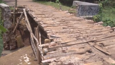 Jembatan Di Desa Bojong Menteng Yang Terputus Belum Juga Diperbaiki.
