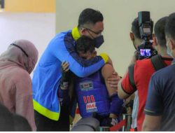 Atlet MuayThai Banten Menangis Dipeluk Wagub Andika Karena Lolos Ke Final PON XX