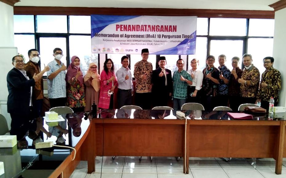 Foto: Para anggota Tim Sains 10 Perguruan Tinggi bersama Warek I Bid. Akademik, Drs. Bambang Rismadi, M.Si., Ak., CA (tengah) di kampus Universitas Mpu Tantular, Jakarta (16/11/2021)