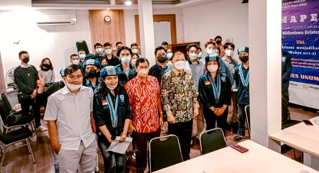 Foto: Para anggota baru GMKI Cabang kota Bekasi, bersama Sekdispora Kota Bekasi, pengurus dan senior GMKI dalam acara Maper