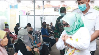 Wakil Walikota Tinjau Vaksinasi Di Institut STIAMI Kota Bekasi