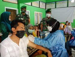 Babinsa Gondang Wetan Bersama Personil BKO Yonif 527/BY Monitoring Vaksin