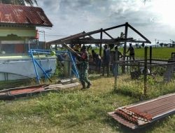 Bersama Warga, Babinsa Bantu Pembangunan Meunasah Di Desa Binaan