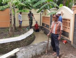 Babinsa Koramil 17 / Adimulyo Melaksanakan Karya Bakti Perbaikan Gorong-Gorong Jaringan Irigasi