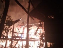 Anggota Koramil Grong-Grong Bantu Padamkan Kebakaran Dua Unit Rumah Warga