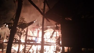 Anggota Koramil Grong-Grong Bantu Padamkan Kebakaran Dua Unit Rumah Warga