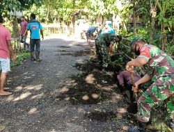 Anggota Koramil Peukan Baro Kompak Bersama Warga Bersihkan Lingkungan Desa