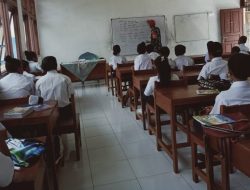 Babinsa Bantu Mengajar Di SMPN Satu Atap Kampung Poom