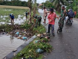 Antisipasi Banjir Saat Turun Hujan, Anggota Koramil Peukan Baro Ajak Warga Bersihkan Saluran Irigasi