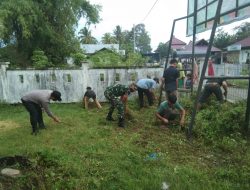 Babinsa Kompak Bersama Warga Gotong Royong Bersihkan Lingkungan Desa