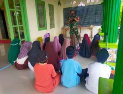Anggota Kodim 0604/Karawang Ajarkan Mengaji Anak-Anak Di Desa Tambak Sumur