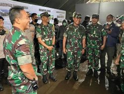 Dampingi Panglima TNI Dankodiklatad Tinjau Latihan Pra Tugas Satgas Yonif R 301/PKS Brigif 15/K
