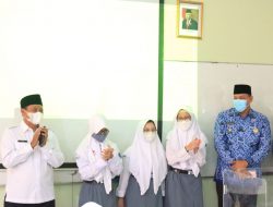 Plt. Walikota Bekasi Dampingi Wagub Jawa Barat Lihat Proses Pembelajaran Tatap Muka