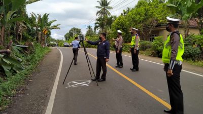 Sat Lantas Polres Tanggamus bersama TAA Olah TKP Kecelakaan di Jalinbar Way Gelang