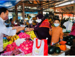 Presiden Bagikan Bantuan Modal bagi Pedagang di Pasar Induk Sidikalang