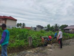 Babinsa Ajak Warga Gotong Royong Membersihkan Lingkungan Desa