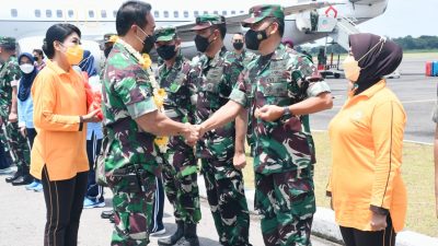 Danrem 081/DSJ Sambut Kunker Panglima TNI dan Ketua Umum Dharma Pertiwi di Lanud Iswahjudi