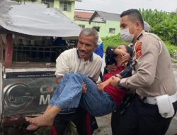 Kasat Lantas Polres Karawang Evakuasi Korban Laka Menuju Klinik Terdekat