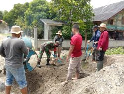 Perbaiki Fasilitas Desa, Babinsa Kompak Bersama Warga Mengecor Jalan Desa
