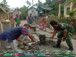 Perbaiki Infrastruktur Desa, Babinsa Bantu Warga Mengecor Jalan.