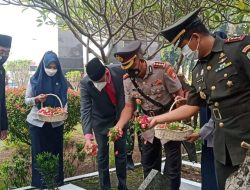 Peringati HUT ke-25 Kota Bekasi, Pemkot Bekasi dan DPRD Kota Bekasi Tabur Bunga di TMP Bulak Kapal