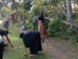 Ciptakan Kepedulian Terhadap Kebersihan Lingkungan, Babinsa Ajak Warga Gotong-Royong Bersihkan Lingkungan Desa.