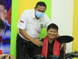 Penyerahan Piala Lomba Video Pendek Dokumenter Tingkat SMP, Plt. Wali Kota Bekasi Serahkan Langsung.