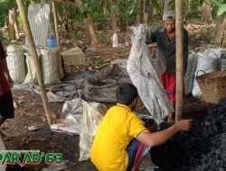 Cerita Asap dan Omzet Tebal Pembuat Arang Tempurung di Pangandaran