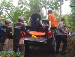 Evakuasi Mayat Pria Di Curug Gerigis Bojongsari Pangandaran Oleh Tim Gabungan TNI -POLRI