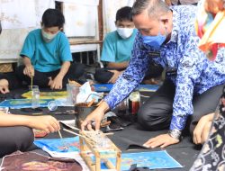 Plt Wali Kota Bekasi Bersama Plt Ketua TP PKK Kunjungi Pelatihan Batik Bagi Anak-anak Disabilitas