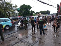 HIPAKAD63 Bersama SMSI dan FKPPI Bagi Ratusan Takjil Ke Pengguna Jalan Raya