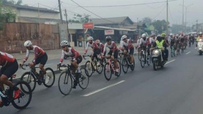 Jelang HUT Bhayangkara Ke 76, Jajaran Polsek Klari Melaksanakan Pengamanan Jalur yang Dilintasi Sepeda Beregu Jakarta – Semarang