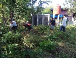 Babinsa Mutiara Timur Bersama warga Bersihkan lingkungan Gampong