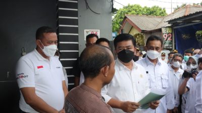 Plt. Walikota Bekasi dampingi Menteri ATR/BPN bagikan langsung Sertifikat Tanah PTSL ke Warga Jatisampurna