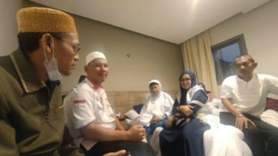 Hj. Sri Rahayu Agustina Temui Istri Almarhum Jemaah Haji asal Tirtamulya Dana Wijaya di Hotel Makkah