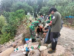 Babinsa Bersama Relawan dan Pelajar Bersihkan Bantaran Pantai Wisata Pasi Rawa