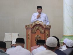 Tri Adhianto Laksanakan Sholat Jumat di Masjid Al Awwabin Pekayon Jaya