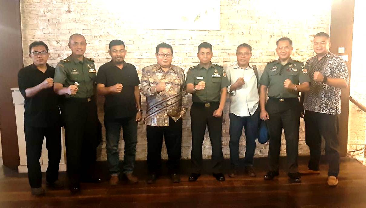 Teks foto: Dari kiri ke kanan Iwan Jamaluddin, Kolonel Athobari, Taufik Hidayat, Firdaus, Brigjen TNI Agus Prasetyo, M. Nasir, Letkol Made Darma.