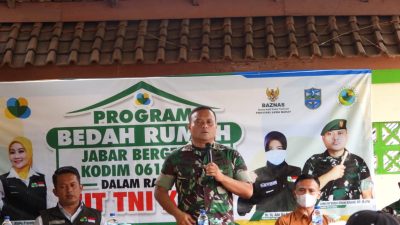 Kodim 0613/Ciamis bersama Jabar Bergerak Kota Banjar melaksanakan program bedah rumah untuk warga yang membutuhkan.