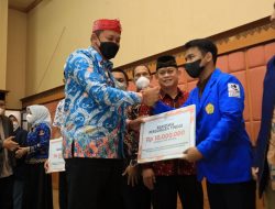 Banprov DKI Jakarta Beasiswa untuk Siswa dan Mahasiswa diberikan langsung oleh Plt Walikota